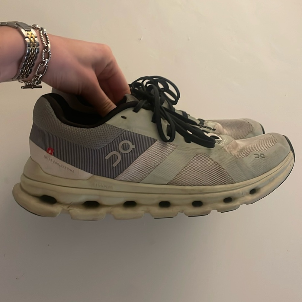 Women’s On tennis shoes size 8